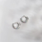 円形のたが925の純銀製のイヤリングのスタッド、0.8g純銀製のHuggieのたがのイヤリング